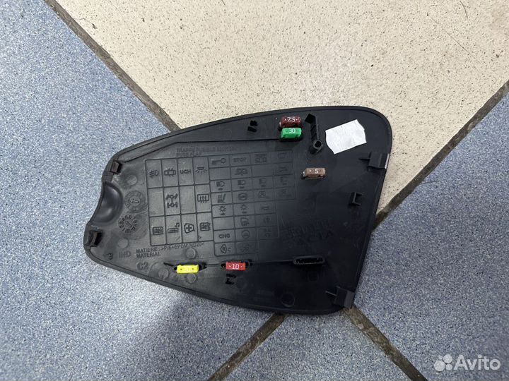 Крышка блока предохранителей торпедо Рено Дастер