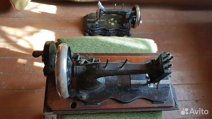 Старинная швейная машинка