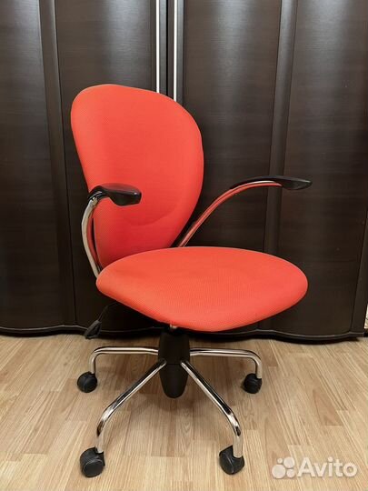 Компьютерное кресло на колесиках Бюрократ