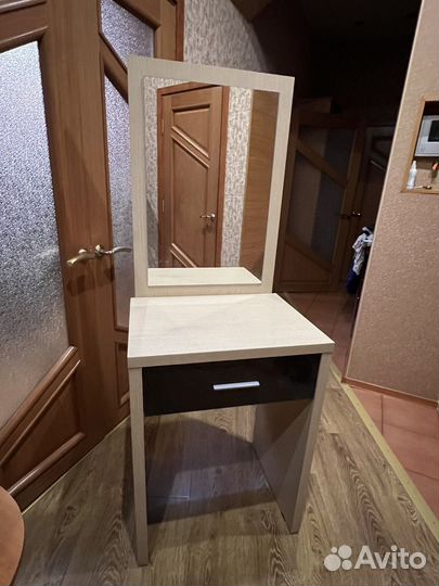 Туалетный столик с зеркалом