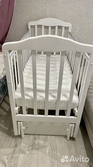 Детская кроватка с универсальным маятником