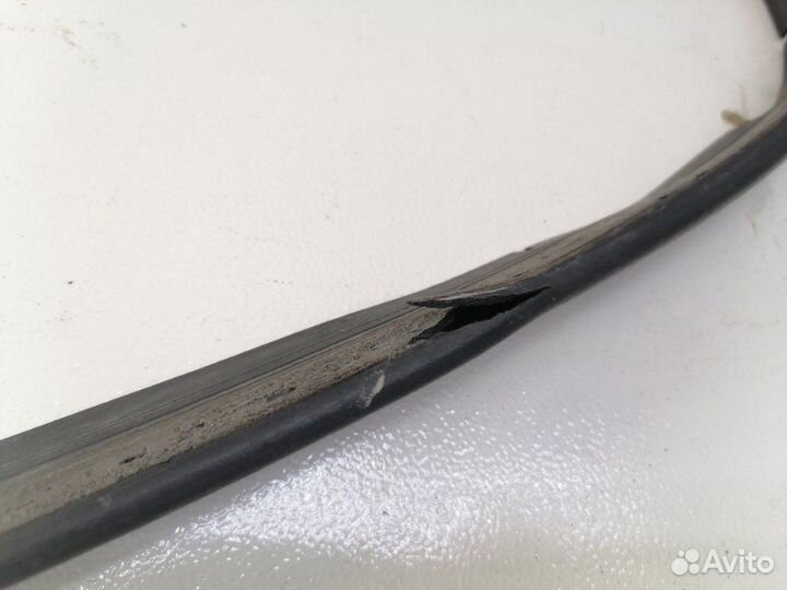Уплотнитель капота Toyota Corolla E150