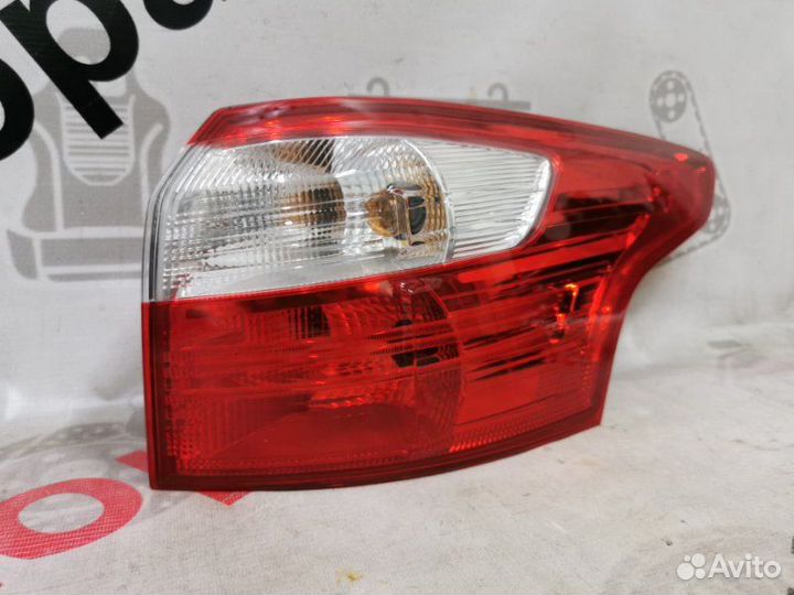 Фонарь задний правый Ford Focus 3 универсал 1.6
