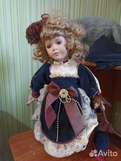 Кукла фарфоровая