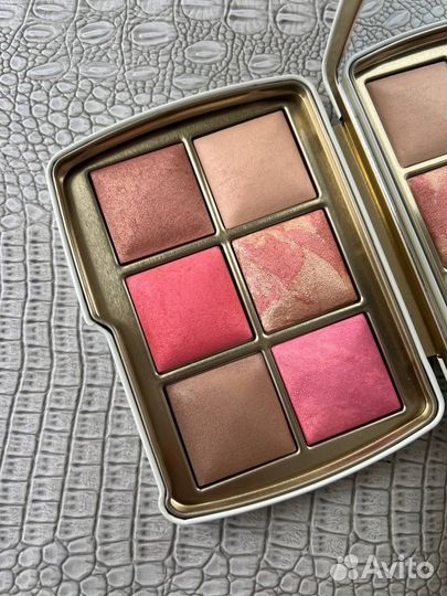 Палетка Hourglass evil eye