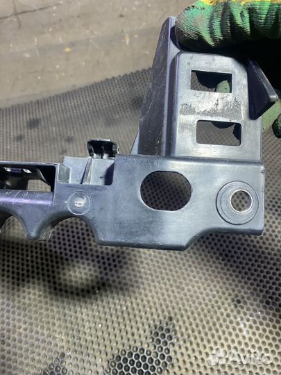 Кронштейн бампера передний правый VW Polo 5 Поло