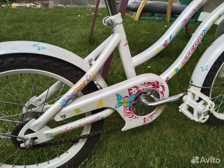 Велосипед детский,от 5 лет.Белый в бабочках.Б/у