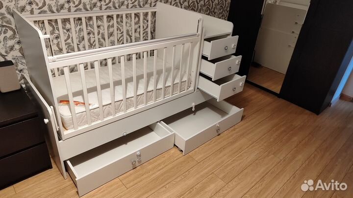 Детская кроватка с маятником и ящиками