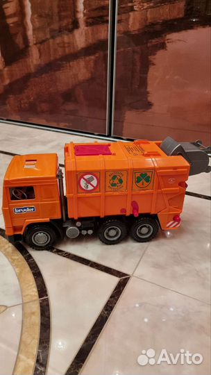 Мусоровоз bruder