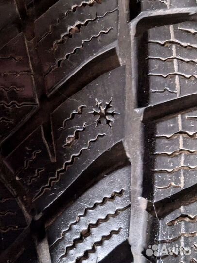 Goodyear UltraGrip Ice 225/60 R18 104T