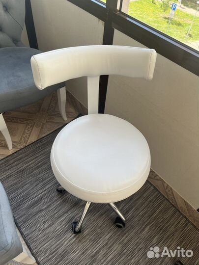 Стул для косметолога со спинкой белый