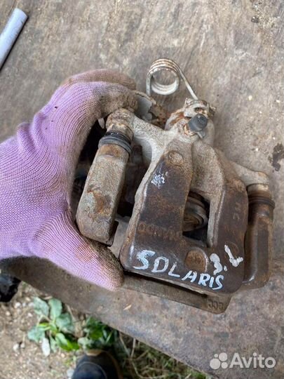 Тормозной супорт задний левый Kia rio 3 Solaris