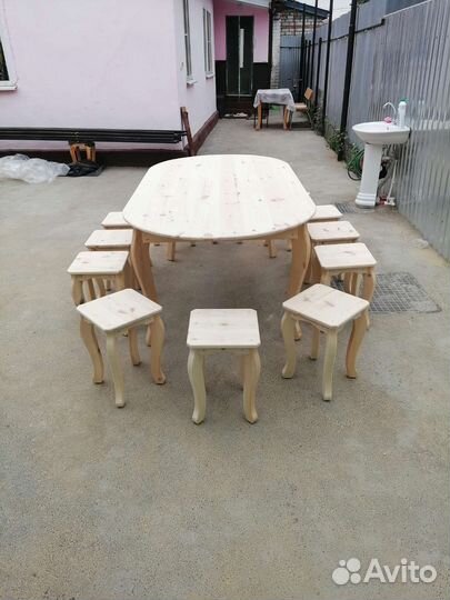 Стол табуретками