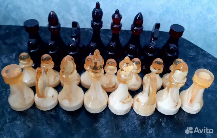 Шахматы из янтаря