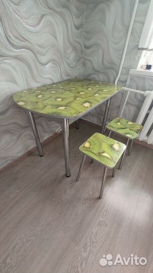 Раскладной стол и 4 стула