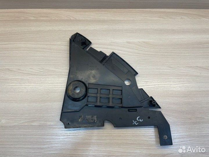 Пыльник бампера передний правый Renault Logan