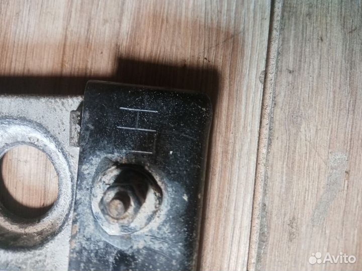 Кронштейн масляного радиатора левый Chevrolet Cruz