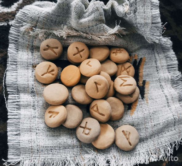 Руны из камня
