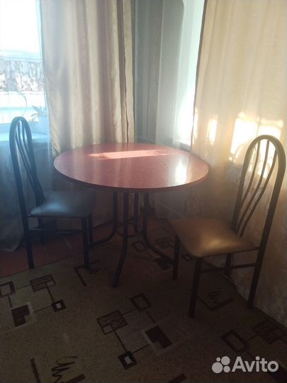 Стол и стулья