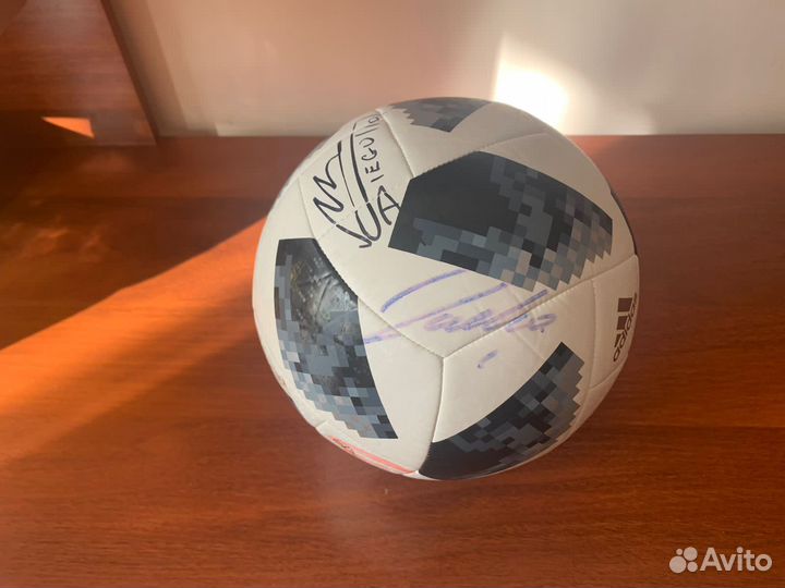 Футбольный мяч с автографом Марадоны