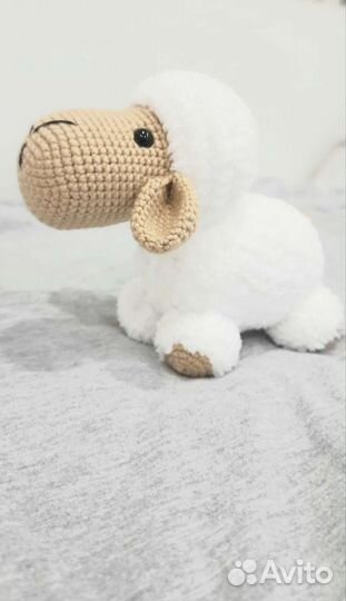 Вязаная овечка ручной работы