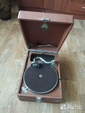 Патефон с пластинками