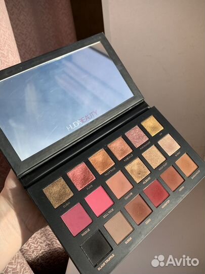 Палетка теней huda beauty