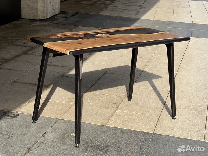 Стол из эпоксидной смолы