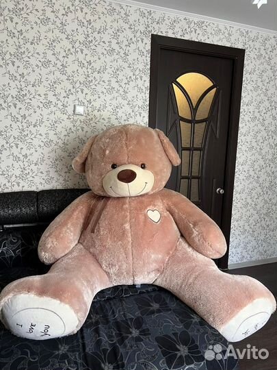 Большой плюшевый медведь