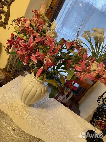 Ваза и искусственные цветы