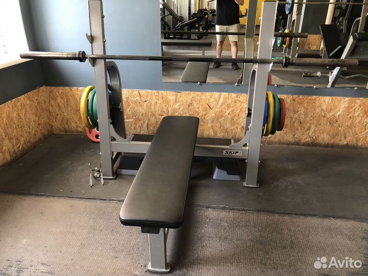 Скамья для жима лёжа и другие спортивные тренажёры