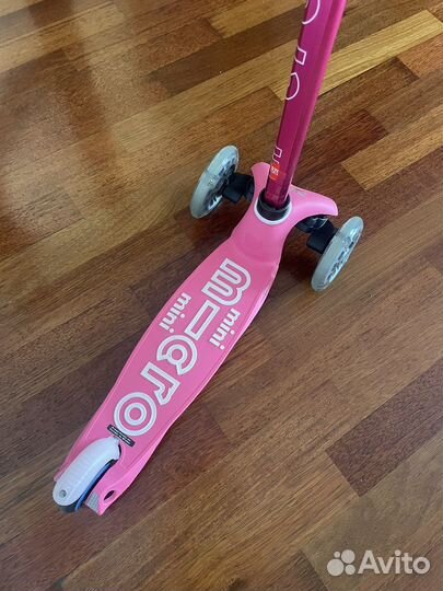 Самокат Mini Micro Deluxe Magic розовый LED