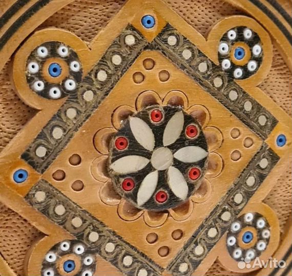 Старинная декоративная резная тарелка со стразами