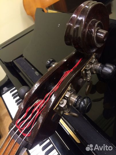 Старинный контрабас