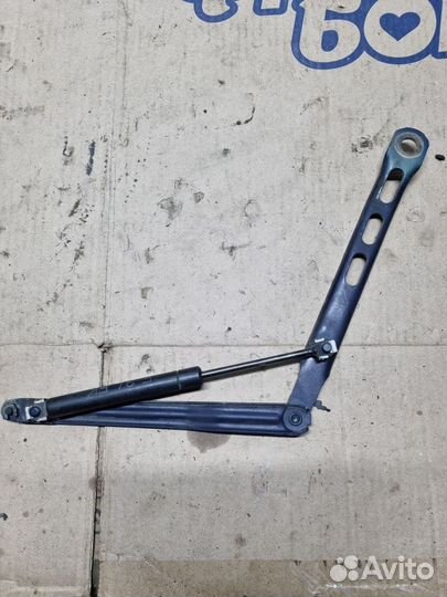 Петля капота левая BMW5 E34