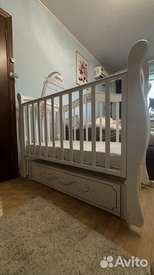 Детская кроватка с маятником