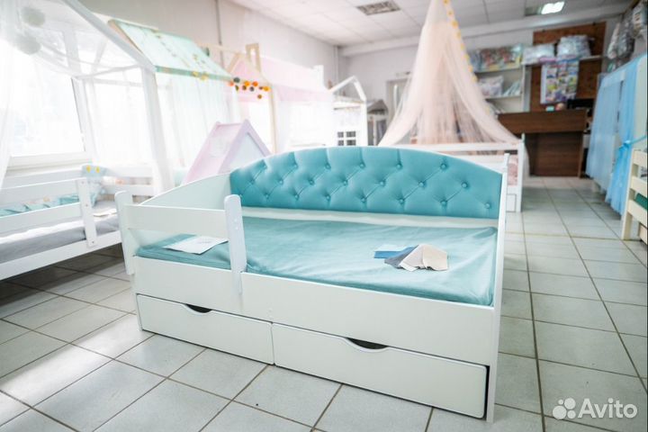 Детская кровать с мягкой спинкой и ящиками