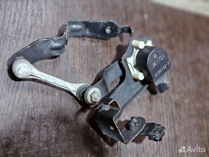 Датчик высоты дорожного просвета Toyota Camry 70