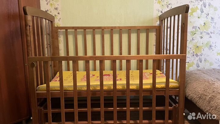 Кроватка детская с маятником
