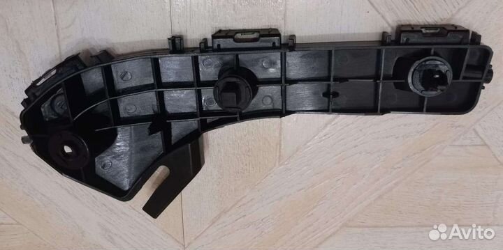 Lexus LX570 рестайлинг кронштейн бампера правый