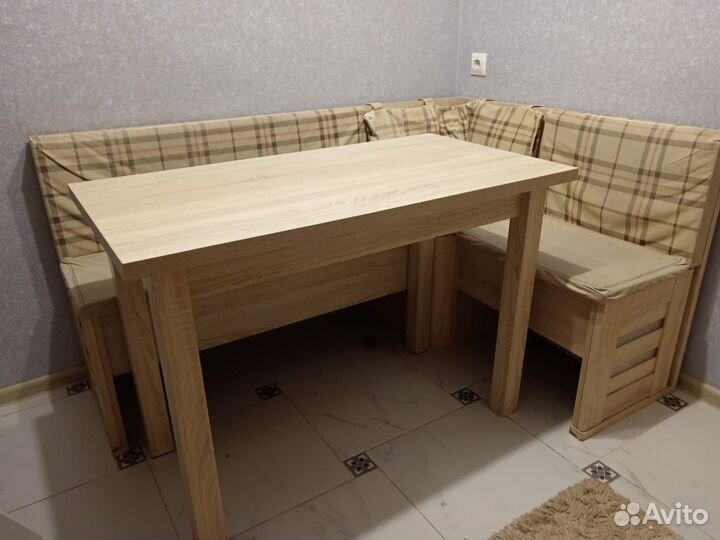 Кухонный стол и стулья