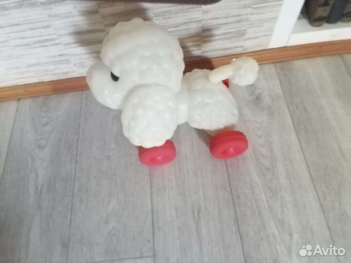 Белый пудель-каталка