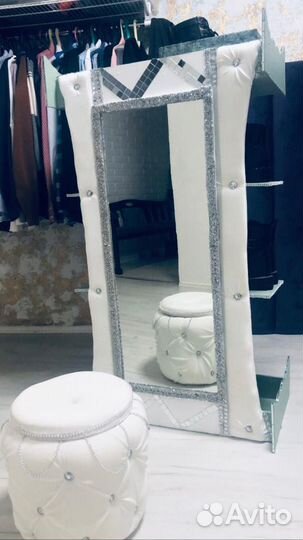Шикарная обувница с зеркалом и пуфиком