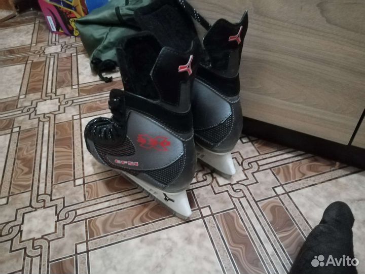 Коньки хоккейные 35