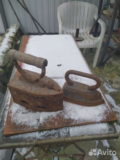 Старинный угольный утюг