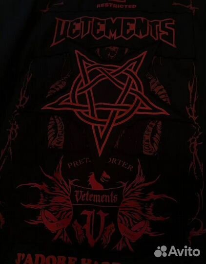 На руках Vetements hardcore patch hoodie худи