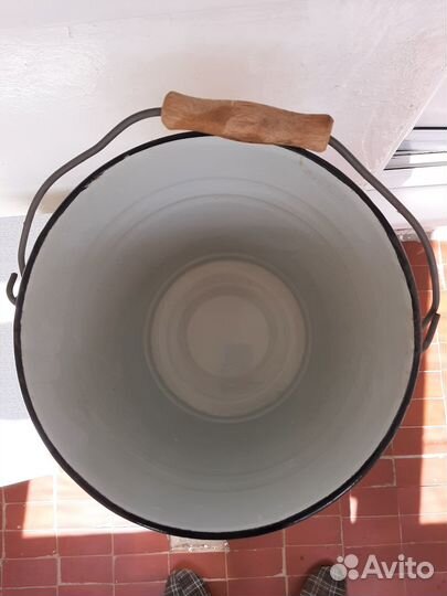 Эмалированное ведро с крышкой