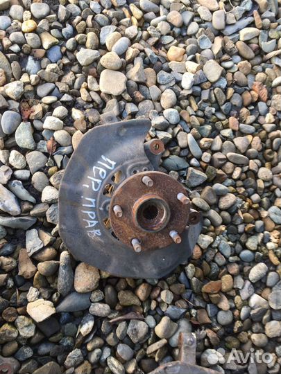 Toyota alphard 2002 2.4 кулак поворотный правый