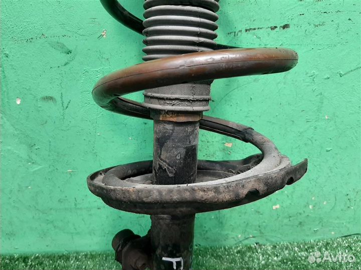 Стойка амортизатора передняя правая Lexus RX300