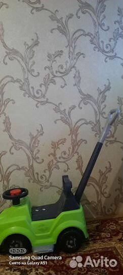 Детская машинка каталка с ручкой